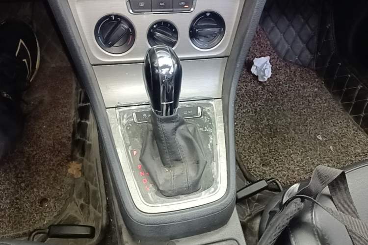 Used Volkswagen Lavida 2013 Restyled Classic 1.6L Automatic Comfort Edition Gear Lever