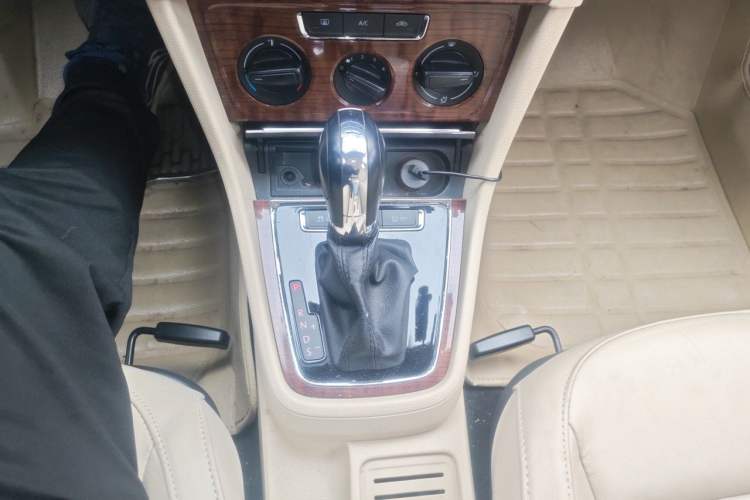 Used Volkswagen Lavida 2013 Restyled Classic 1.6L Automatic Comfort Edition Gear Lever