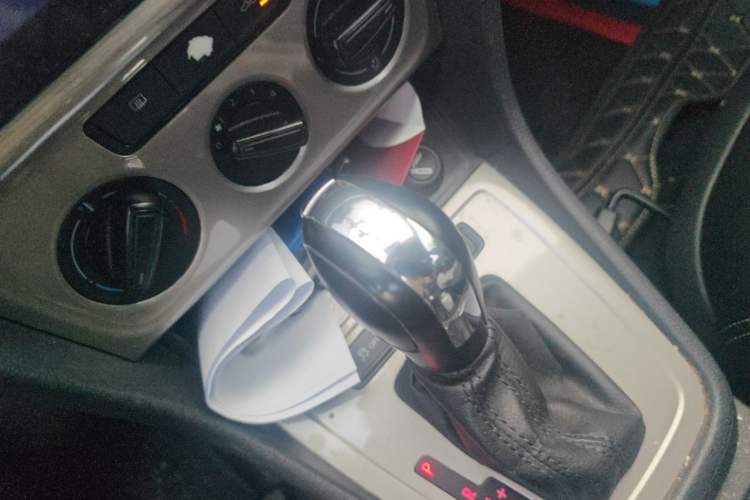 Used Volkswagen Lavida 2013 Revised Classic 1.6L Automatic Fashion Edition Gear Lever