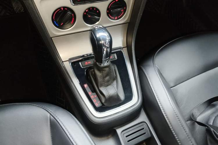 Used Volkswagen Lavida 2013 Revised Version 1.4 TSI DSG Comfort Edition Gear Lever