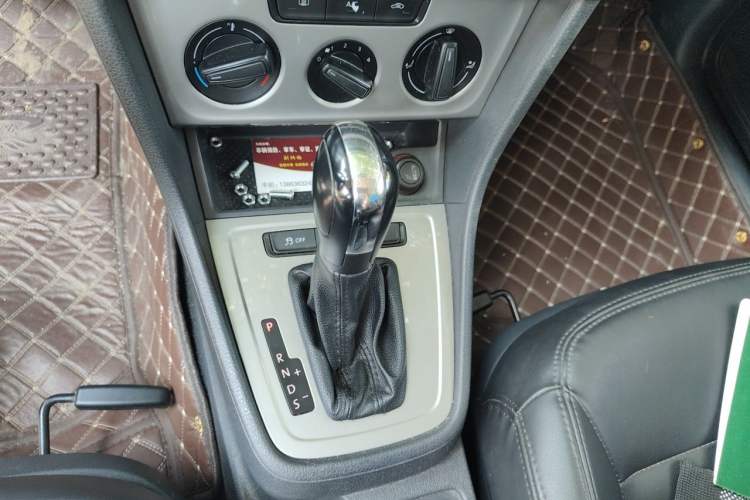 Used Volkswagen Lavida 2013 Revised Classic 1.6L Automatic Fashion Edition Gear Lever