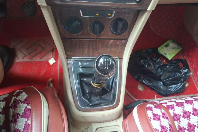 Used Volkswagen Lavida 2013 1.4TSI Manual Comfort Edition Gear Lever