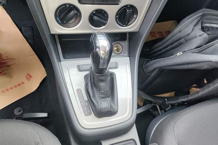 Used Volkswagen Lavida 2013 Revised Classic 1.6L Automatic Fashion Edition Gear Lever