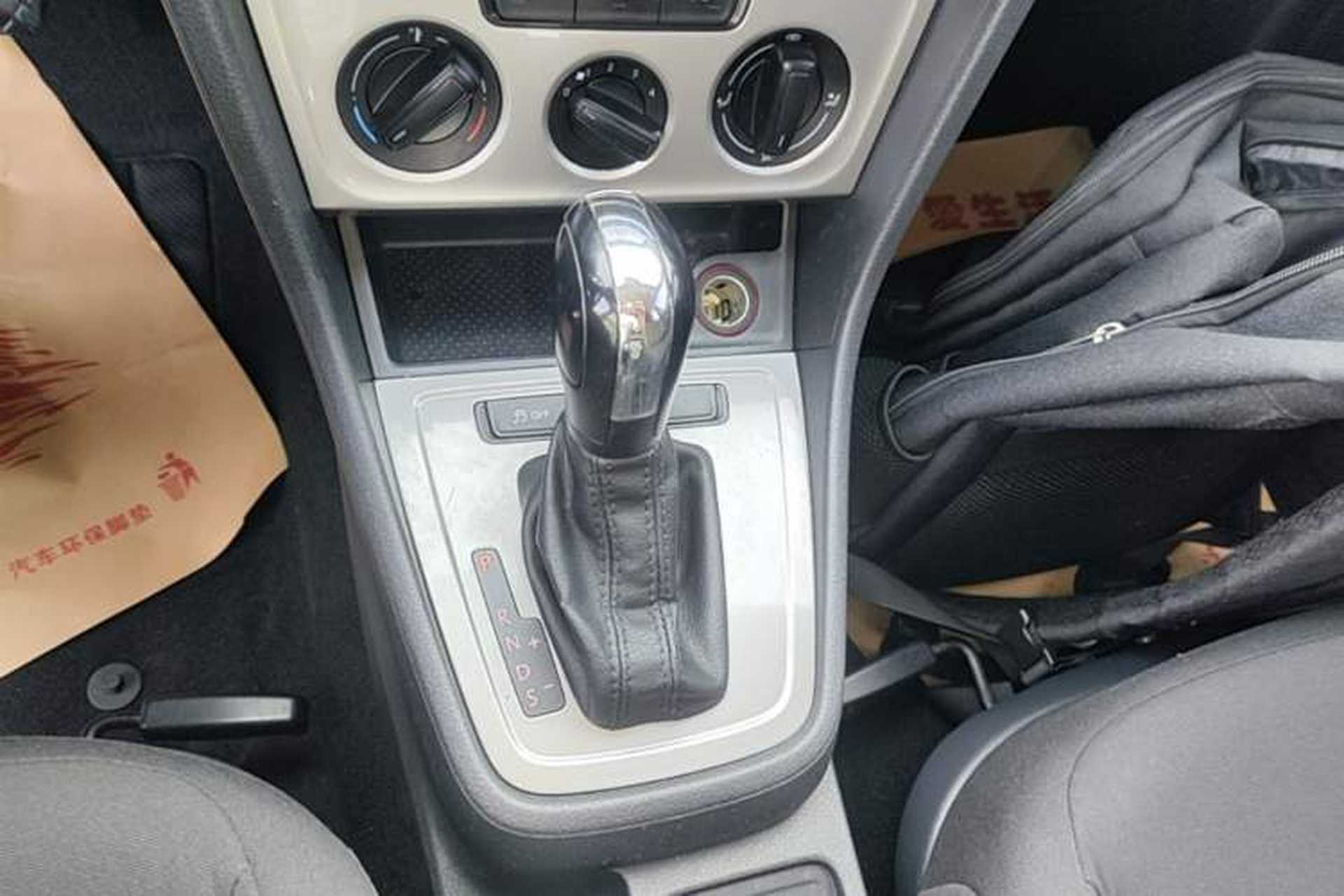 Used Volkswagen Lavida 2013 Revised Classic 1.6L Automatic Fashion Edition Gear Lever