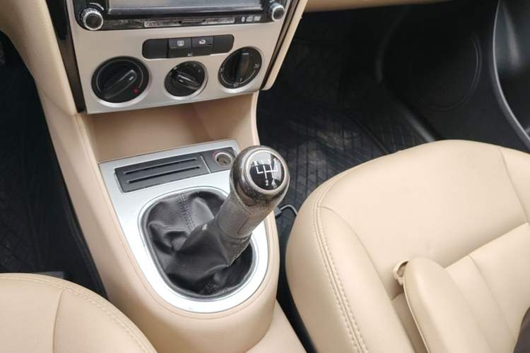 Used Volkswagen Lavida 2013 Classic 1.6L Manual Fashion Edition Gear Lever