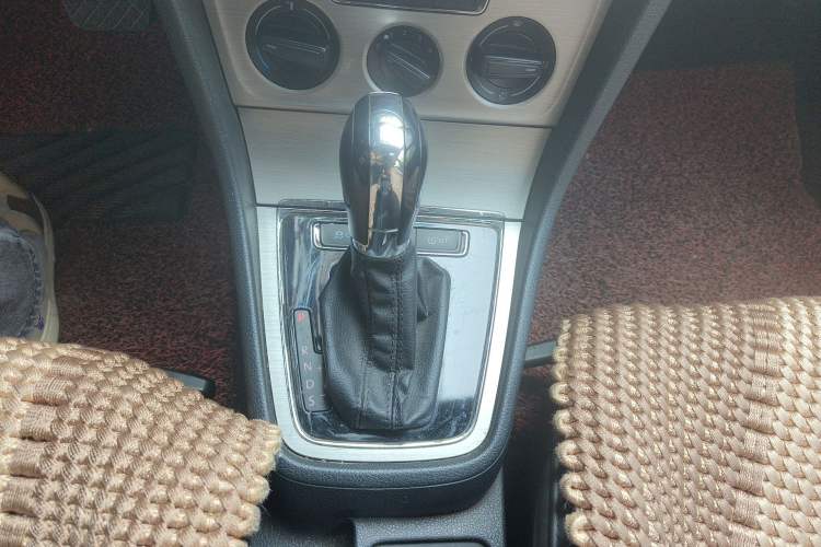 Used Volkswagen Lavida 2013 Restyled Classic 1.6L Automatic Comfort Edition Gear Lever