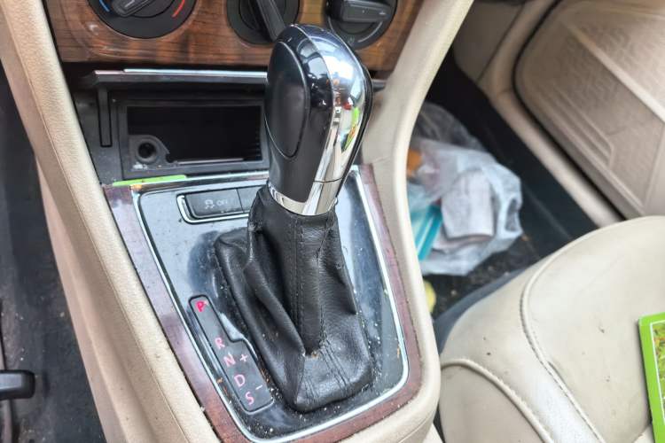 Used Volkswagen Lavida 2013 1.6L Automatic Comfort Edition Gear Lever