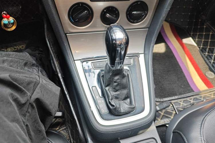 Used Volkswagen Lavida 2013 1.6L Automatic Comfort Edition Gear Lever