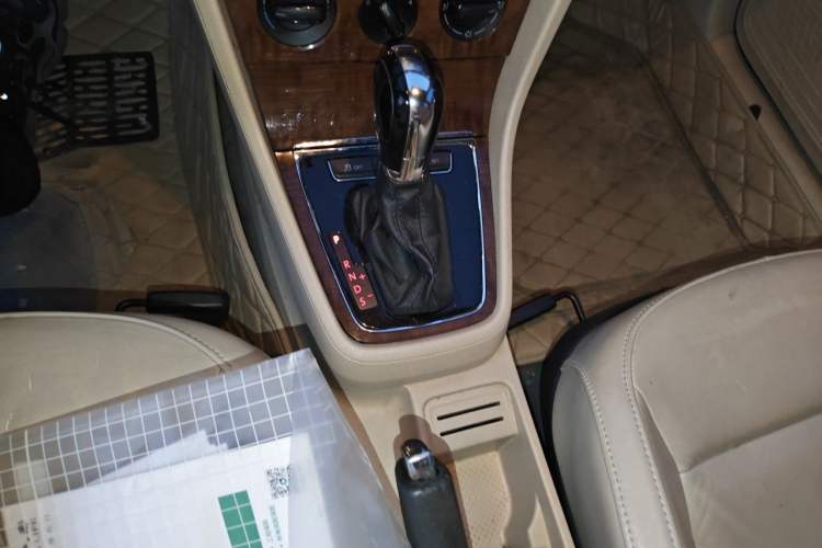 Used Volkswagen Lavida 2013 1.6L Automatic Comfort Edition Gear Lever