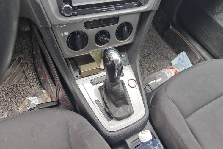 Used Volkswagen Lavida 2013 Revised Classic 1.6L Automatic Fashion Edition Gear Lever