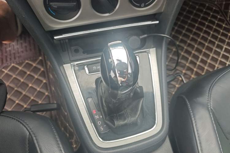 Used Volkswagen Lavida 2013 Restyled Classic 1.6L Automatic Comfort Edition Gear Lever