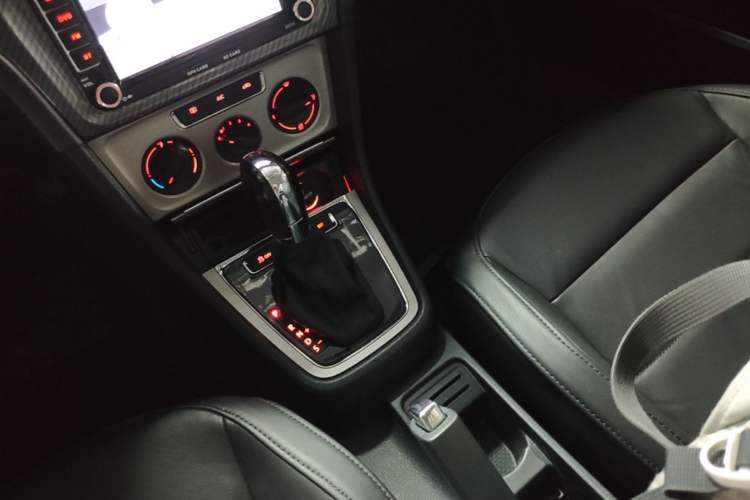 Used Volkswagen Lavida 2013 Restyled Classic 1.6L Automatic Comfort Edition Gear Lever