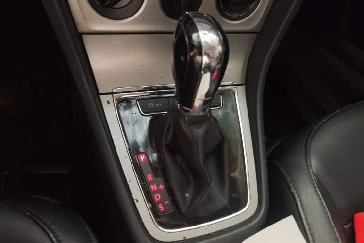 Used Volkswagen Lavida 2013 1.6L Automatic Comfort Edition Gear Lever