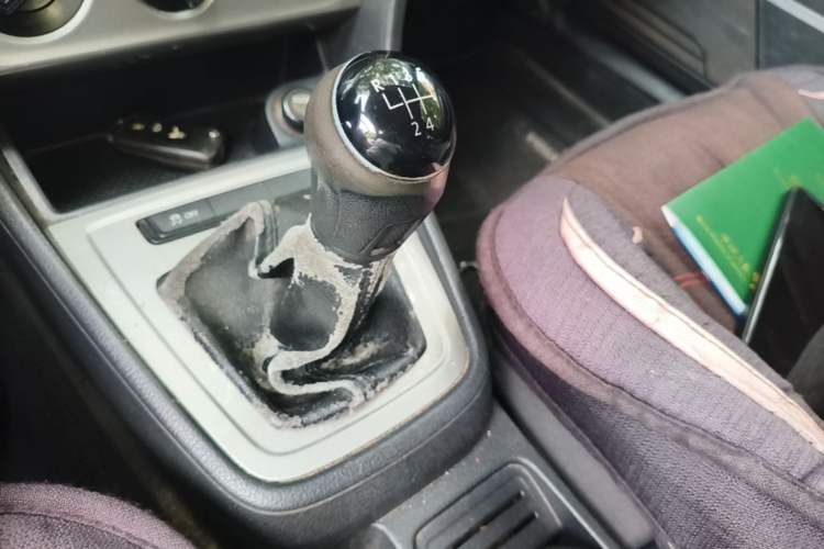 Used Volkswagen Lavida 2013 Revised Classic 1.6L Manual Fashion Edition Gear Lever