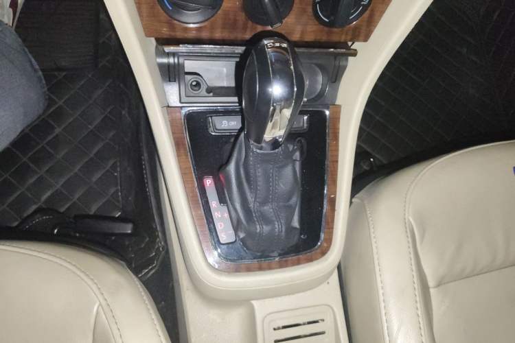 Used Volkswagen Lavida 2013 Revised Version 1.4 TSI DSG Comfort Edition Gear Lever