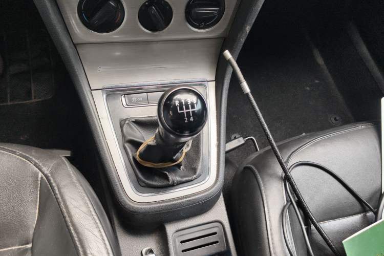 Used Volkswagen Lavida 2013 Revised Version 1.4 TSI Manual Comfort Edition Gear Lever