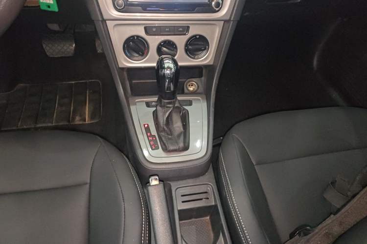 Used Volkswagen Lavida 2013 Revised Classic 1.6L Automatic Fashion Edition Gear Lever