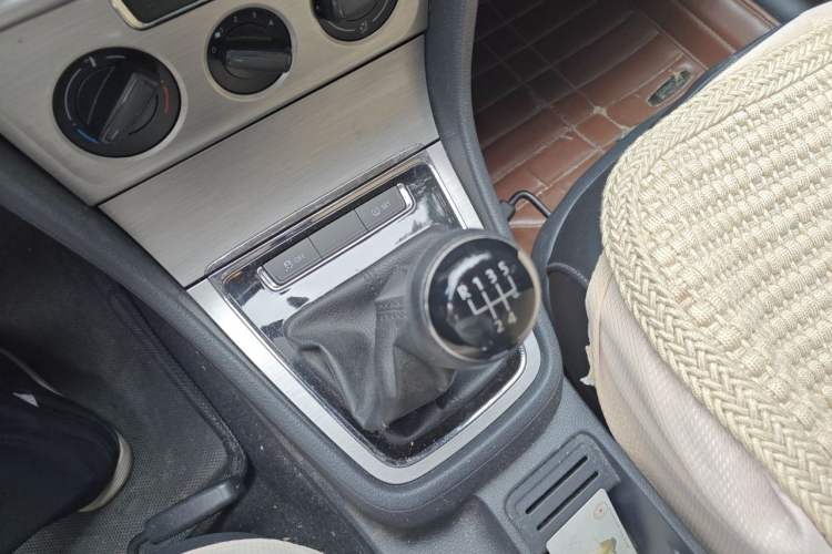 Used Volkswagen Lavida 2013 1.6L Manual Comfort Edition Gear Lever