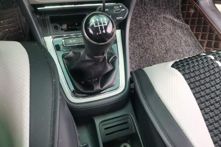 Used Volkswagen Lavida 2013 Restyled Classic 1.6L Manual Comfort Edition Gear Lever