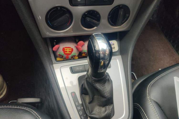 Used Volkswagen Lavida 2013 Revised Classic 1.6L Automatic Fashion Edition Gear Lever