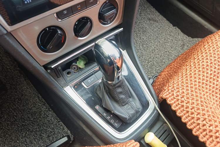 Used Volkswagen Lavida 2013 Revised Version 1.4 TSI DSG Comfort Edition Gear Lever
