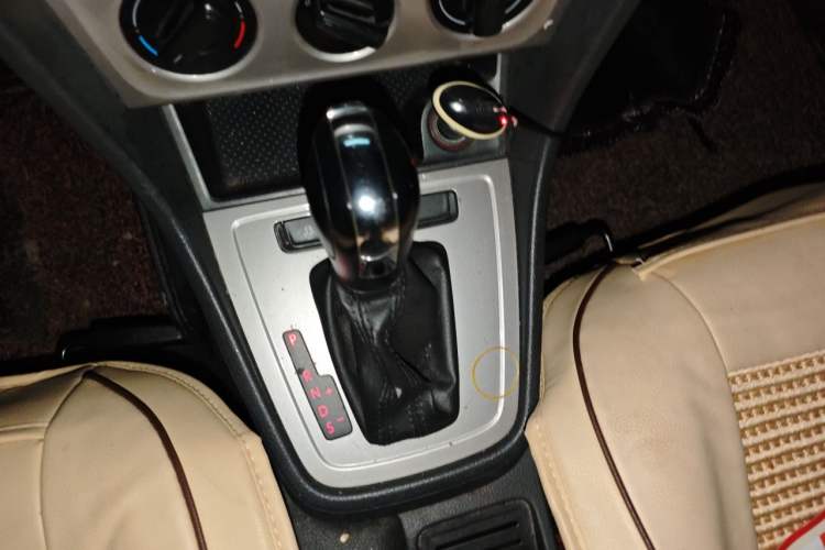 Used Volkswagen Lavida 2013 Revised Classic 1.6L Automatic Fashion Edition Gear Lever