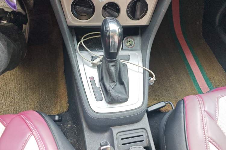 Used Volkswagen Lavida 2013 Revised Classic 1.6L Automatic Fashion Edition Gear Lever