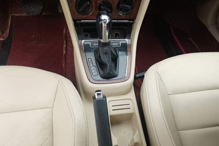 Used Volkswagen Lavida 2013 Restyled Classic 1.6L Automatic Comfort Edition Gear Lever