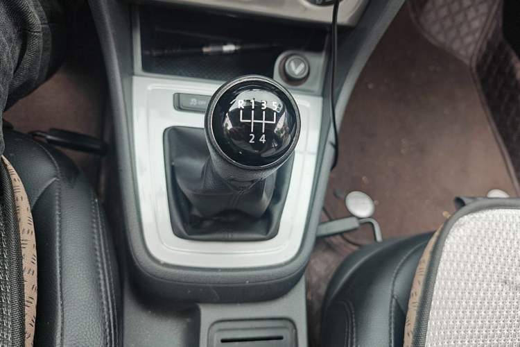 Used Volkswagen Lavida 2013 Revised Classic 1.6L Manual Fashion Edition Gear Lever