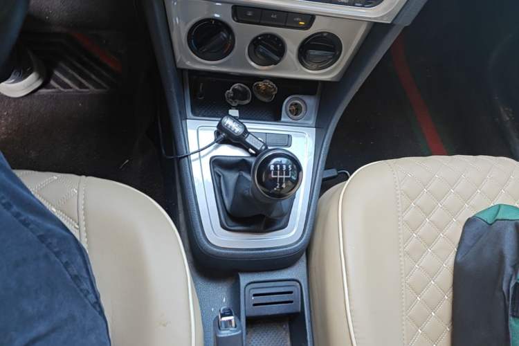 Used Volkswagen Lavida 2013 Revised Classic 1.6L Manual Fashion Edition Gear Lever