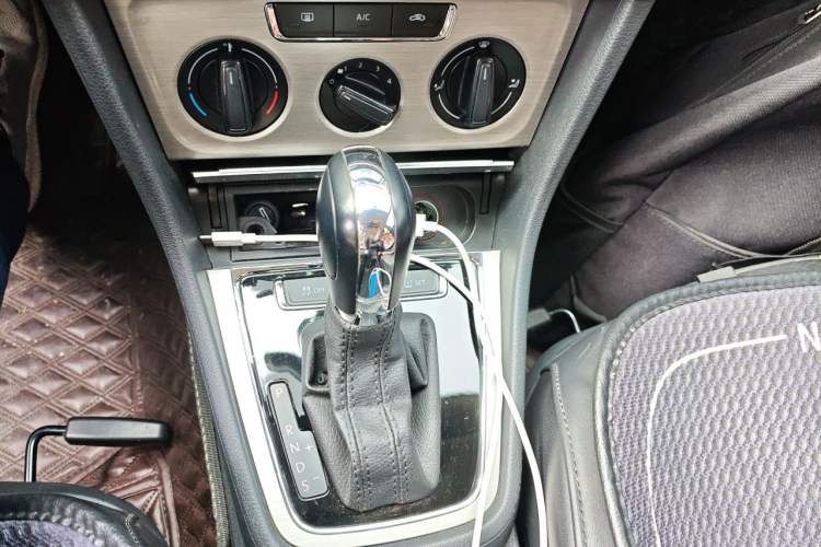 Used Volkswagen Lavida 2013 Restyled Classic 1.6L Automatic Comfort Edition Gear Lever