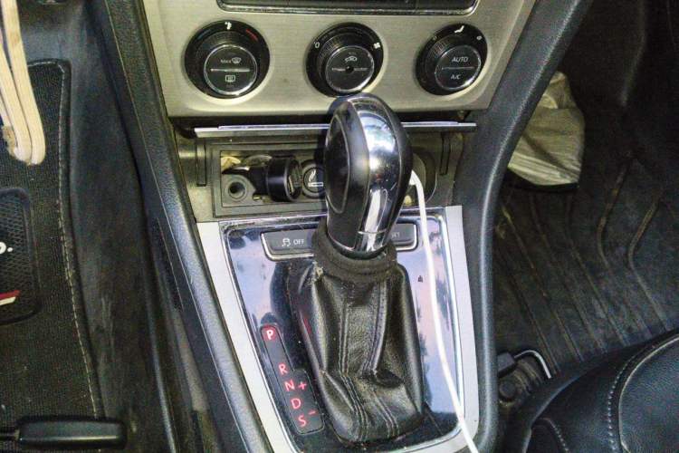 Used Volkswagen Lavida 2013 1.6L Automatic Luxury Edition Gear Lever