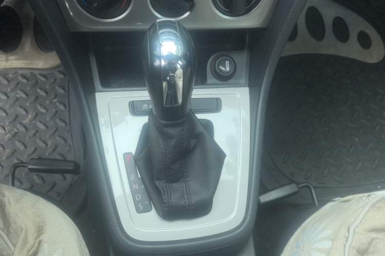 Used Volkswagen Lavida 2013 Revised Classic 1.6L Automatic Fashion Edition Gear Lever