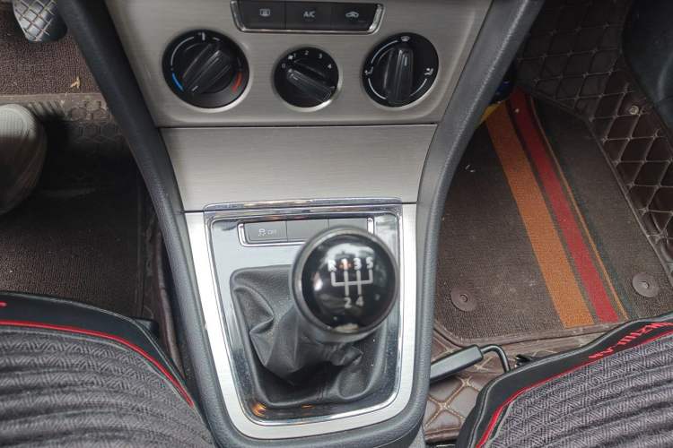 Used Volkswagen Lavida 2013 Restyled Classic 1.6L Manual Comfort Edition Gear Lever