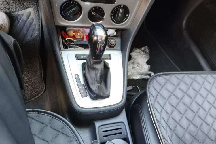 Used Volkswagen Lavida 2013 Revised Classic 1.6L Automatic Fashion Edition Gear Lever