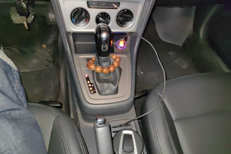 Used Volkswagen Lavida 2013 Revised Classic 1.6L Automatic Fashion Edition Gear Lever