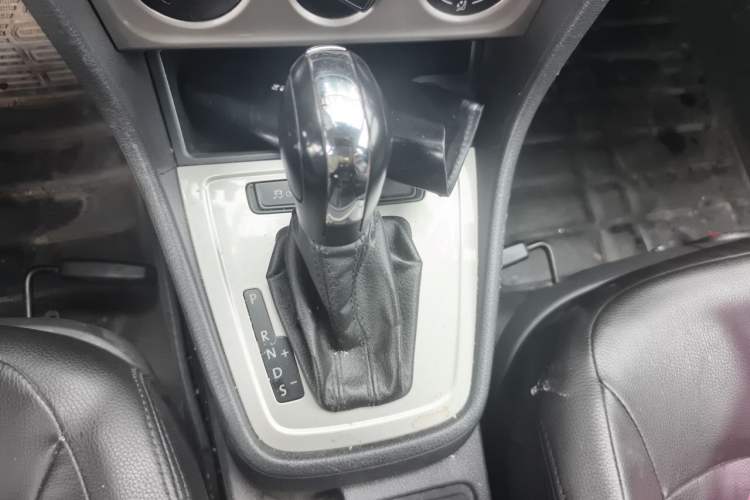 Used Volkswagen Lavida 2013 Revised Classic 1.6L Automatic Fashion Edition Gear Lever