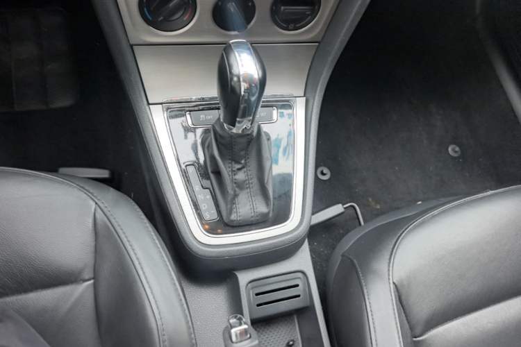 Used Volkswagen Lavida 2013 Restyled Classic 1.6L Automatic Comfort Edition Gear Lever