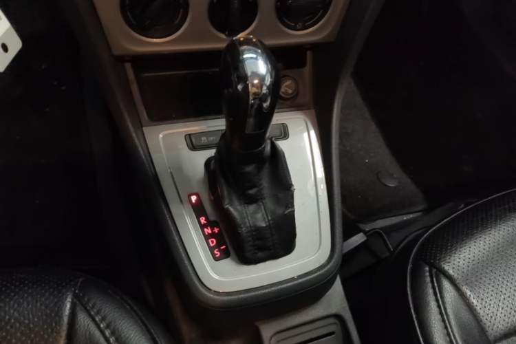 Used Volkswagen Lavida 2013 Revised Classic 1.6L Automatic Fashion Edition Gear Lever