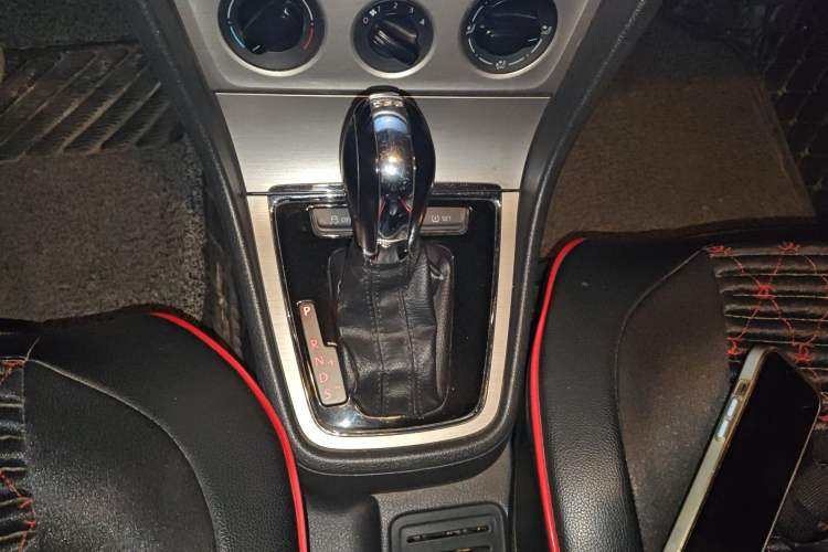 Used Volkswagen Lavida 2013 1.4TSI DSG Comfort Edition Gear Lever