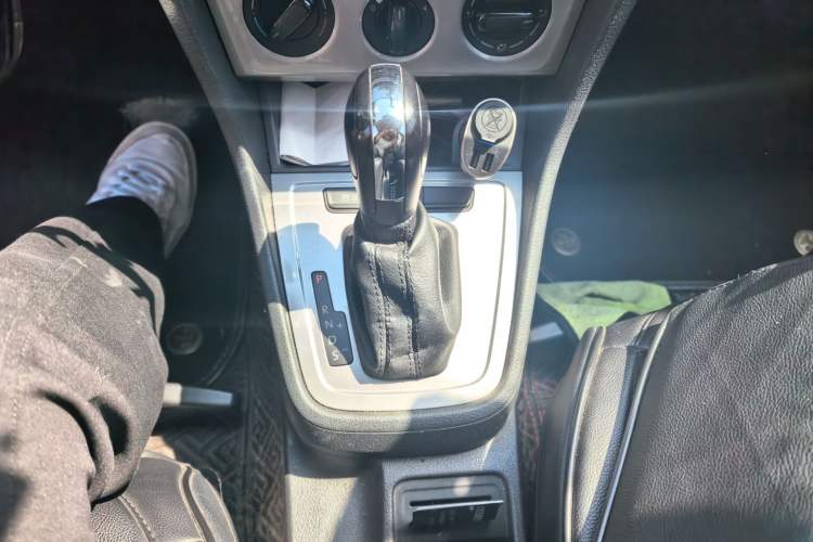 Used Volkswagen Lavida 2013 1.6L Automatic Fashion Edition Gear Lever