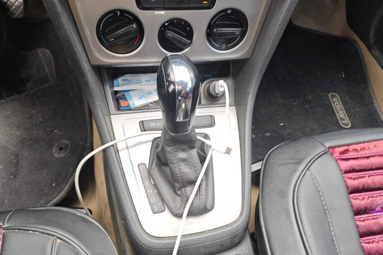 Used Volkswagen Lavida 2013 Revised Classic 1.6L Automatic Fashion Edition Gear Lever