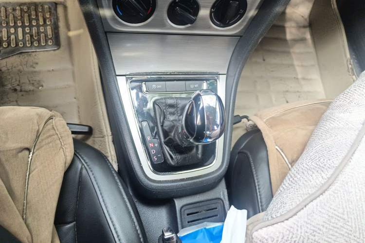 Used Volkswagen Lavida 2013 Restyled Classic 1.6L Automatic Comfort Edition Gear Lever