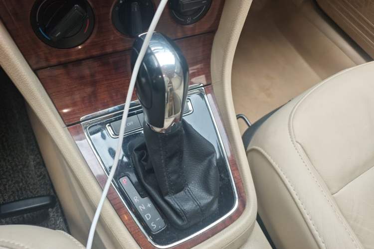 Used Volkswagen Lavida 2013 Restyled Classic 1.6L Automatic Comfort Edition Gear Lever