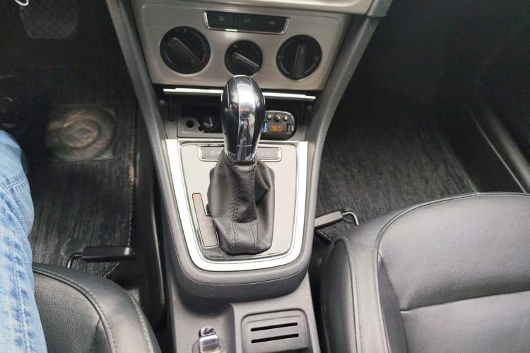 Used Volkswagen Lavida 2013 Restyled Classic 1.6L Automatic Comfort Edition Gear Lever