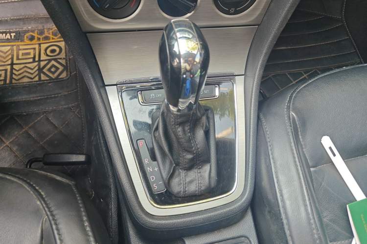 Used Volkswagen Lavida 2013 Restyled Classic 1.6L Automatic Comfort Edition Gear Lever
