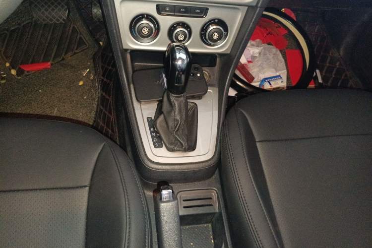Used Volkswagen Lavida 2013 Revised Classic 1.6L Automatic Fashion Edition Gear Lever