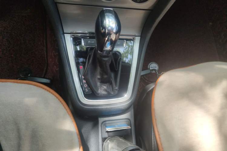 Used Volkswagen Lavida 2013 Restyled Classic 1.6L Automatic Comfort Edition Gear Lever