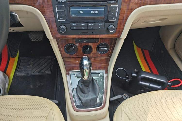 Used Volkswagen Lavida 2013 1.6L Automatic Fashion Edition Gear Lever