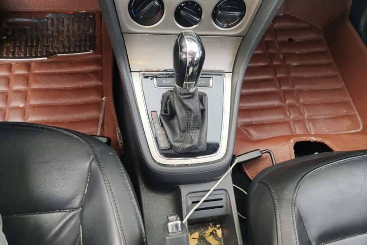 Used Volkswagen Lavida 2013 Restyled Classic 1.6L Automatic Comfort Edition Gear Lever